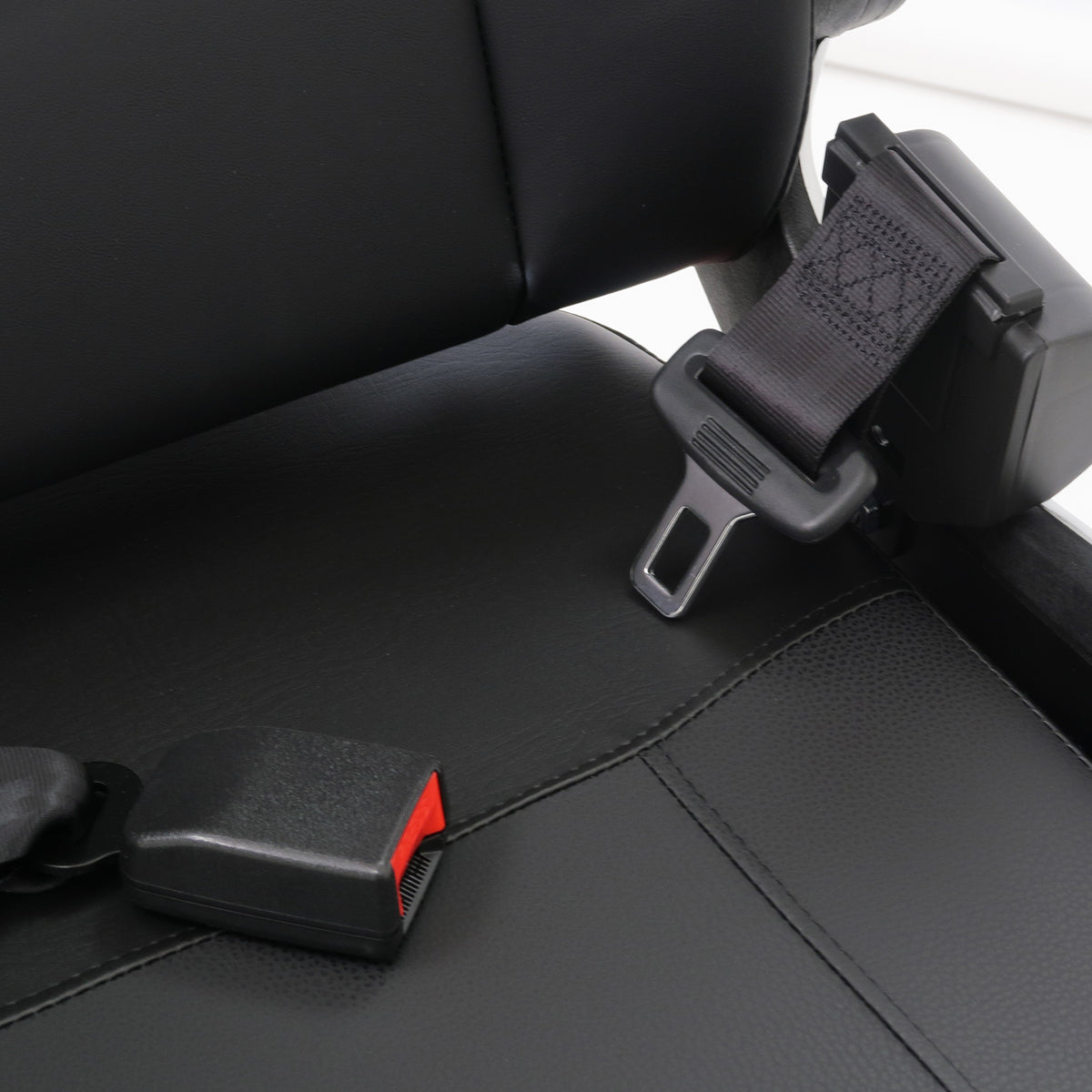 Dettaglio delle cinture di sicurezza con fibbia per entrambe le sedute dell'E-Quad 25 Duo
