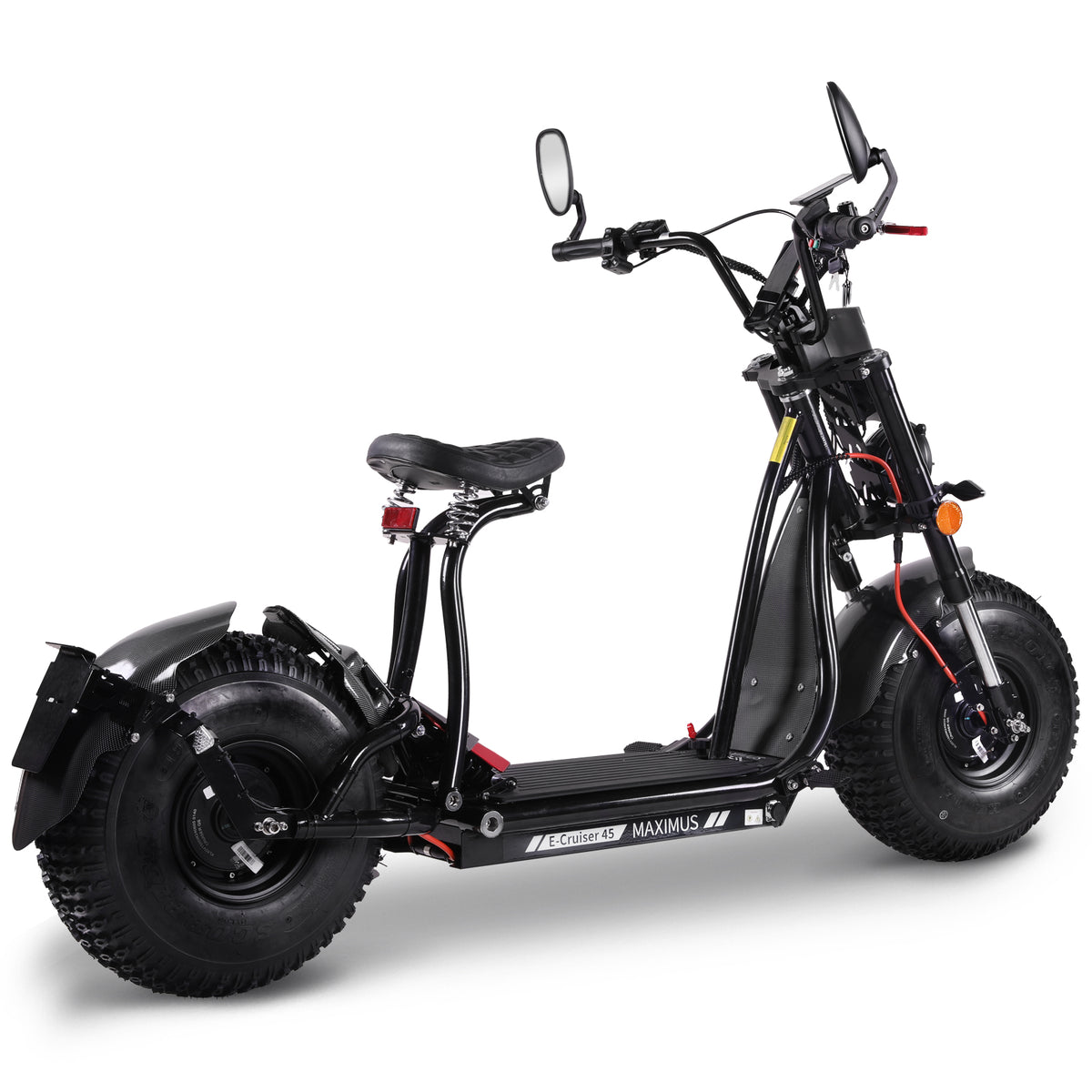 Maximus E-Cruiser 45 vista tre quarti che mostra il doppio motore, le ruote larghe e il freno a disco posteriore