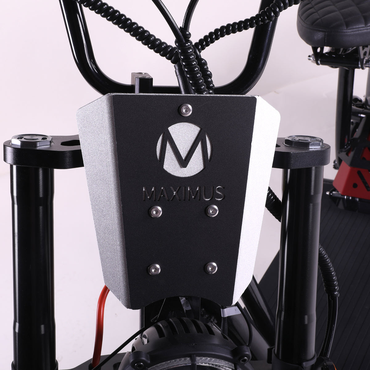 Dettaglio della componentistica e delle finiture del Maximus E-Cruiser 45